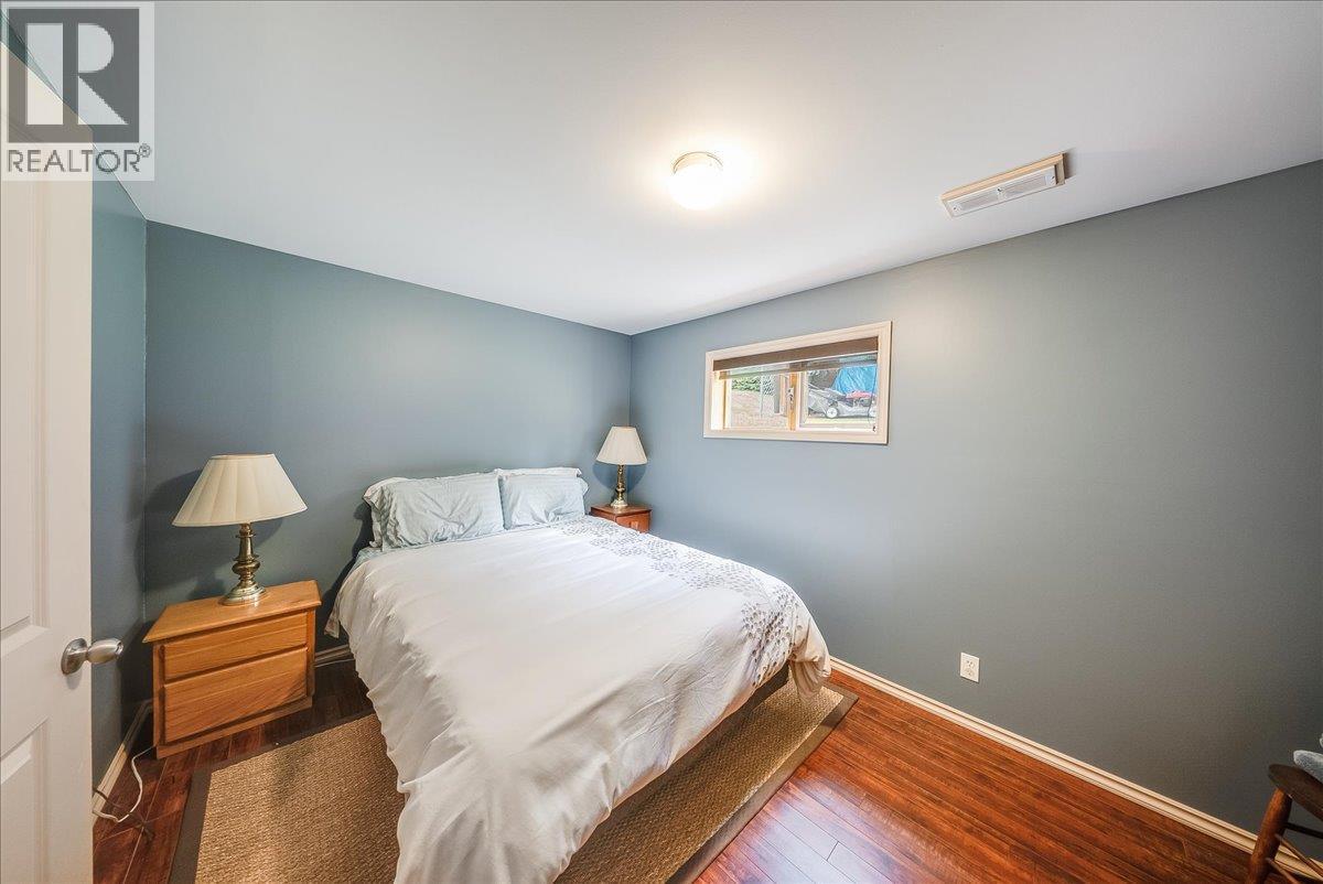 602 Schofield Highway, Warfield, BC - Indoor Photo Showing Bedroom