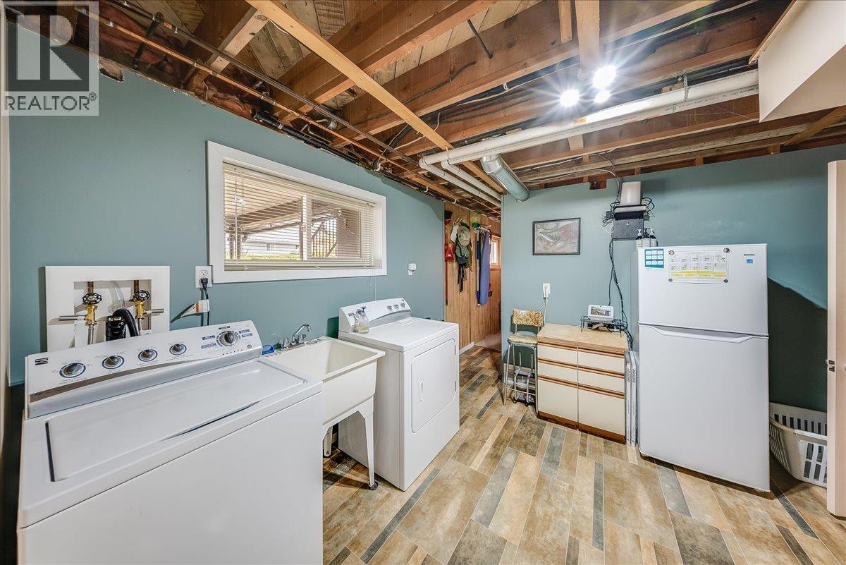 602 Schofield Highway, Warfield, BC - Indoor Photo Showing Laundry Room