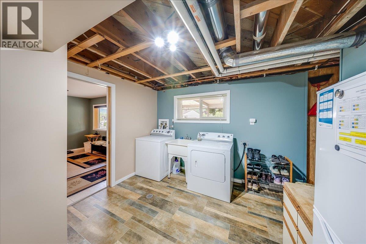 602 Schofield Highway, Warfield, BC - Indoor Photo Showing Laundry Room