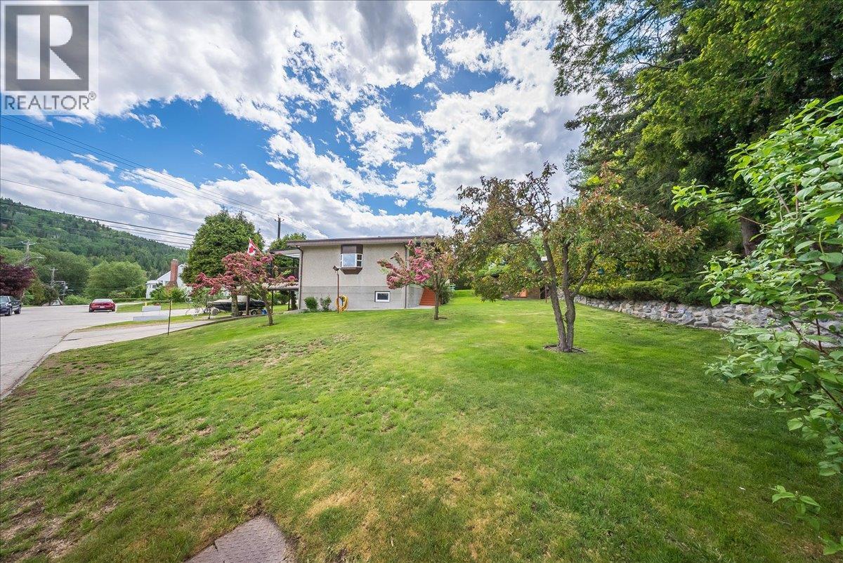 602 Schofield Highway, Warfield, BC - Outdoor