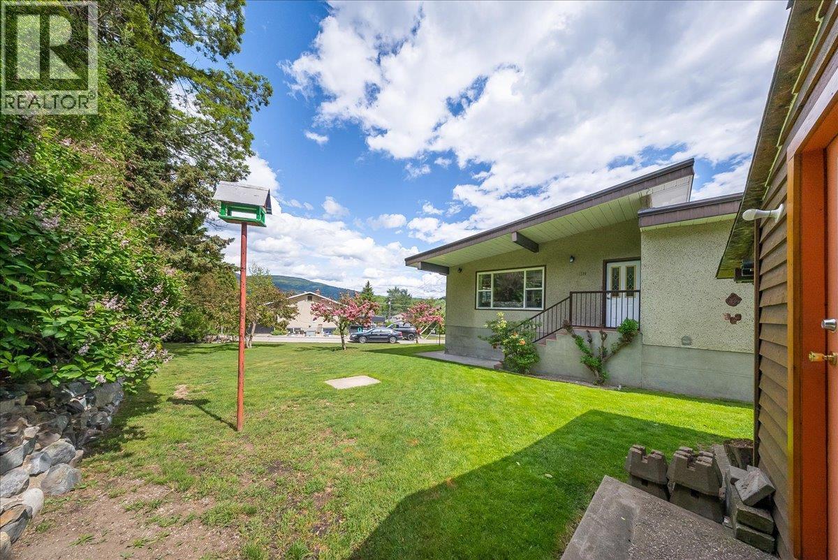 602 Schofield Highway, Warfield, BC - Outdoor