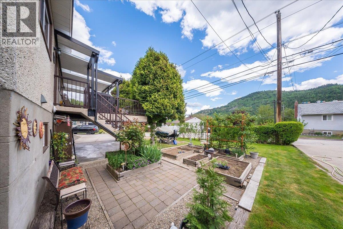 602 Schofield Highway, Warfield, BC - Outdoor