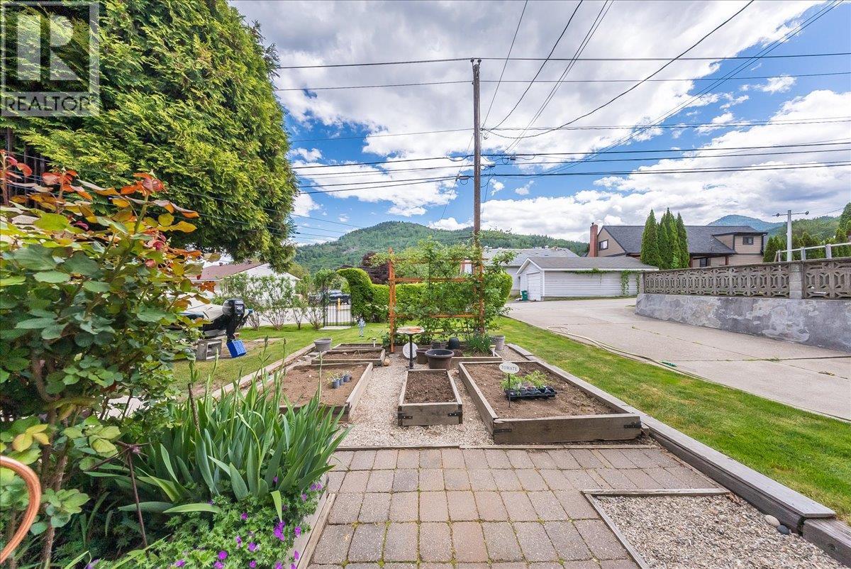 602 Schofield Highway, Warfield, BC - Outdoor