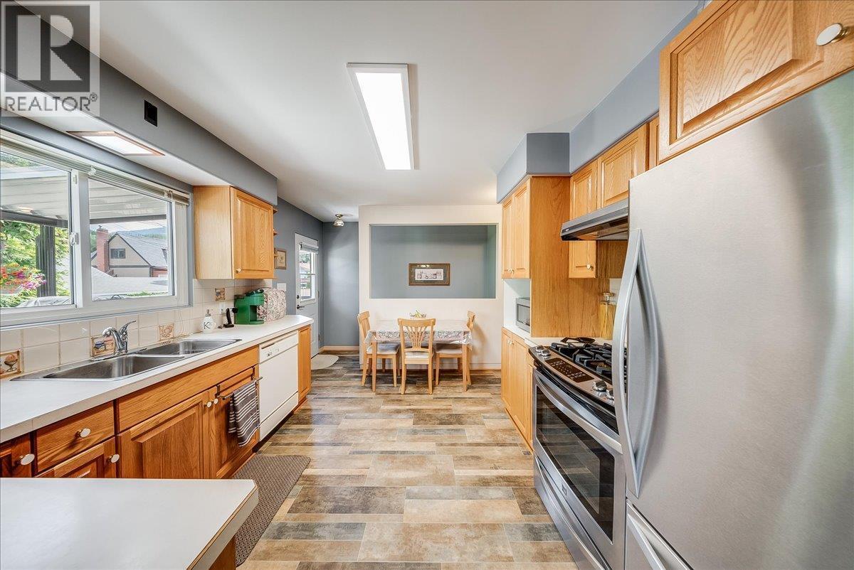 602 Schofield Highway, Warfield, BC - Indoor Photo Showing Kitchen With Double Sink