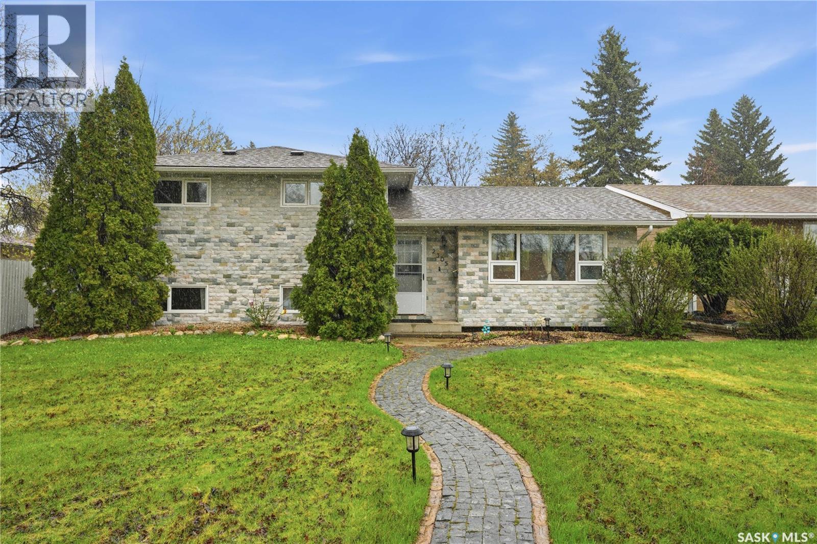 2305 Taylor Street E, Saskatoon, SK - Outdoor