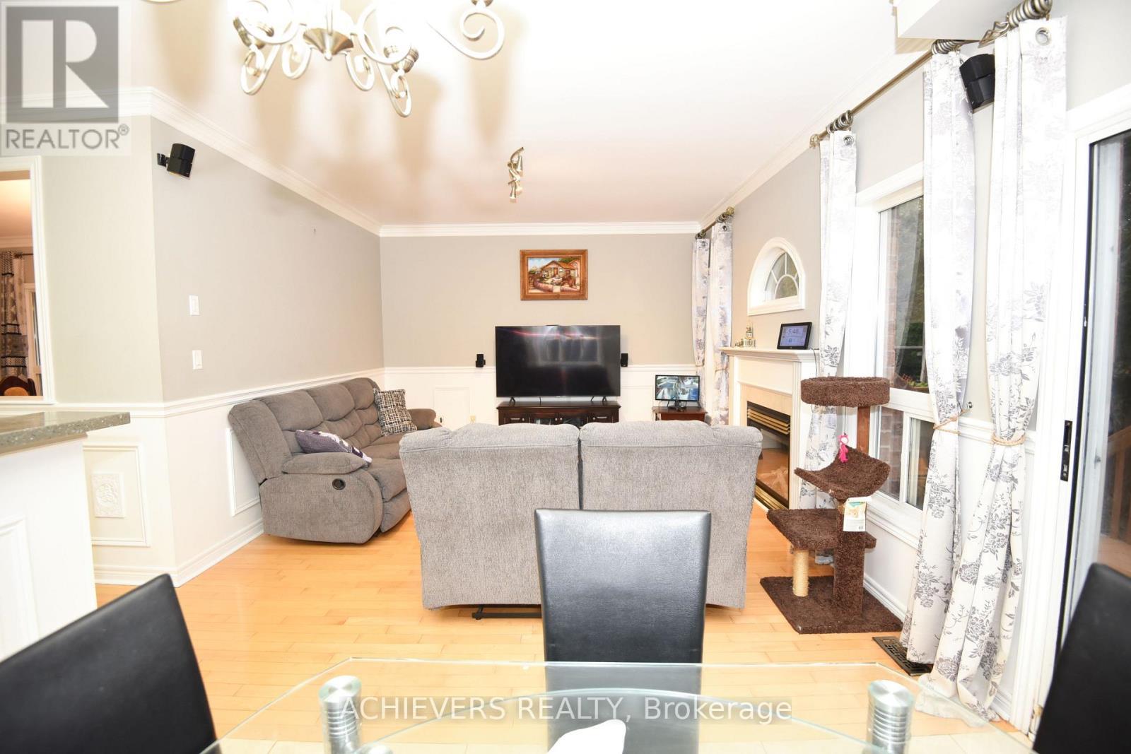 521 Navigator Drive, Mississauga, ON - Indoor Photo Showing Living Room