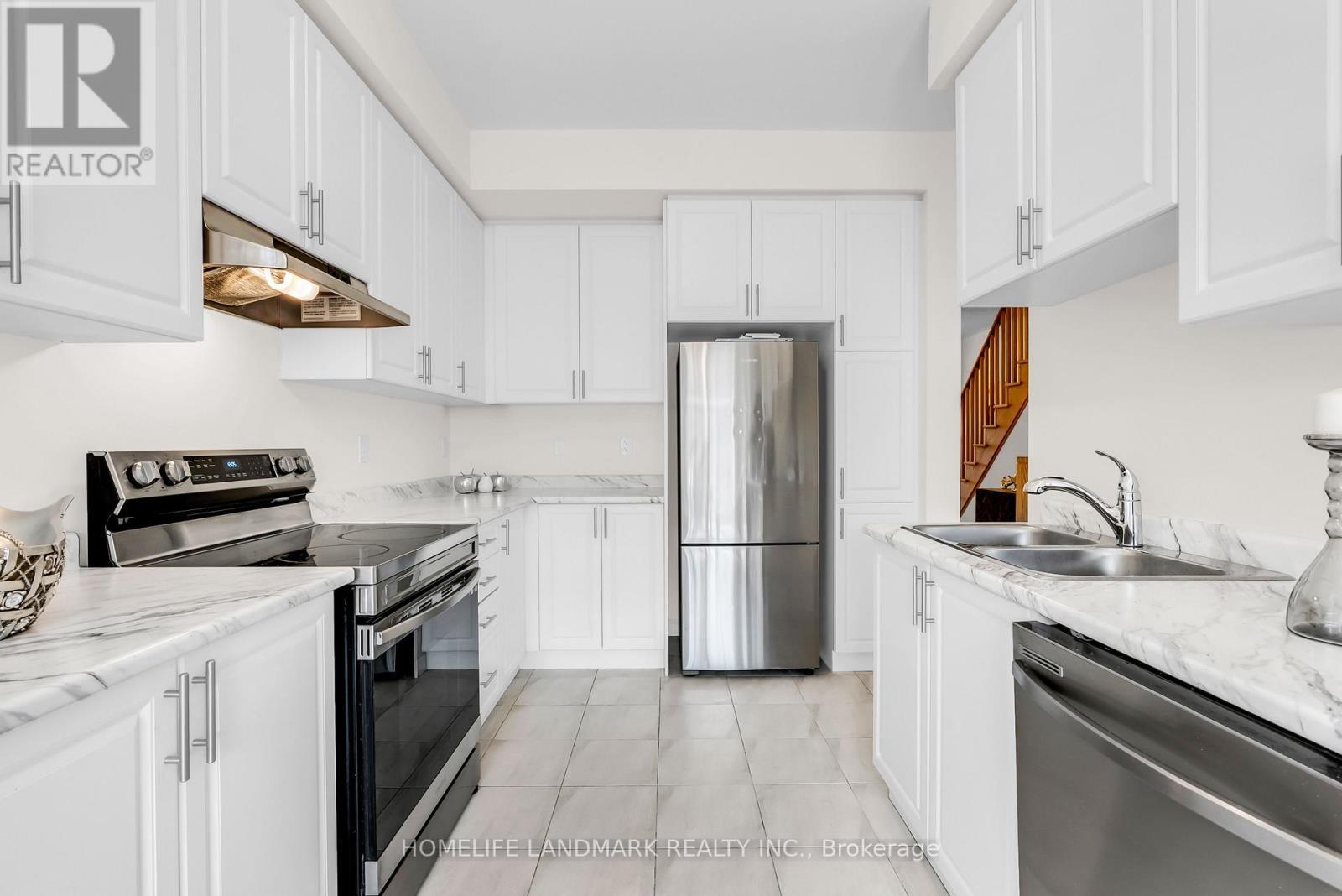 21 Sapphire Way, Thorold, ON - Indoor Photo Showing Kitchen With Double Sink