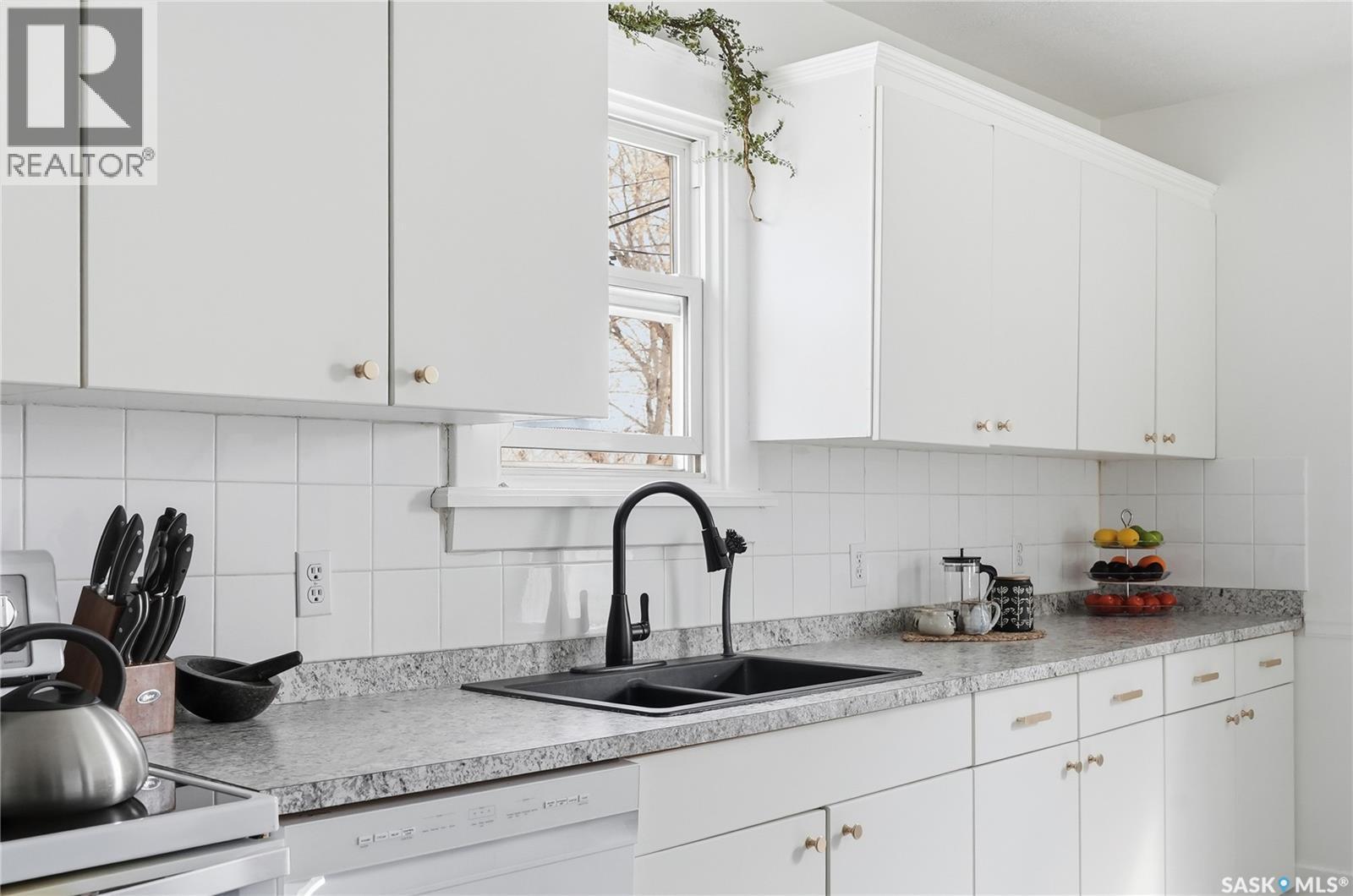 236 I Avenue N, Saskatoon, SK - Indoor Photo Showing Kitchen With Double Sink