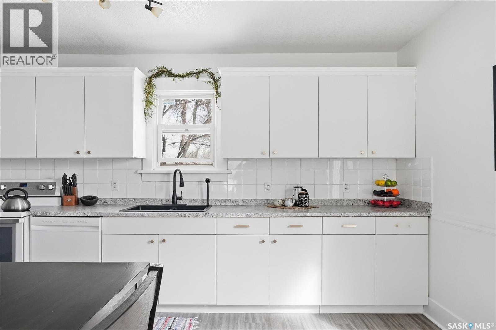 236 I Avenue N, Saskatoon, SK - Indoor Photo Showing Kitchen With Double Sink