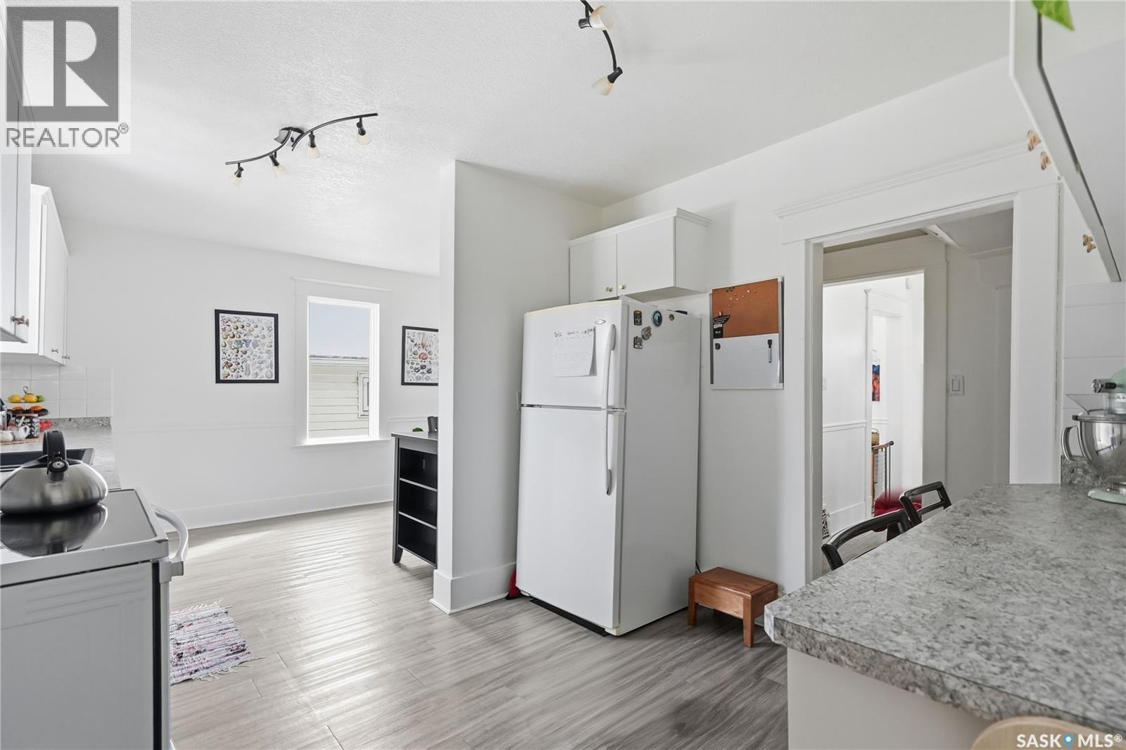 236 I Avenue N, Saskatoon, SK - Indoor Photo Showing Kitchen