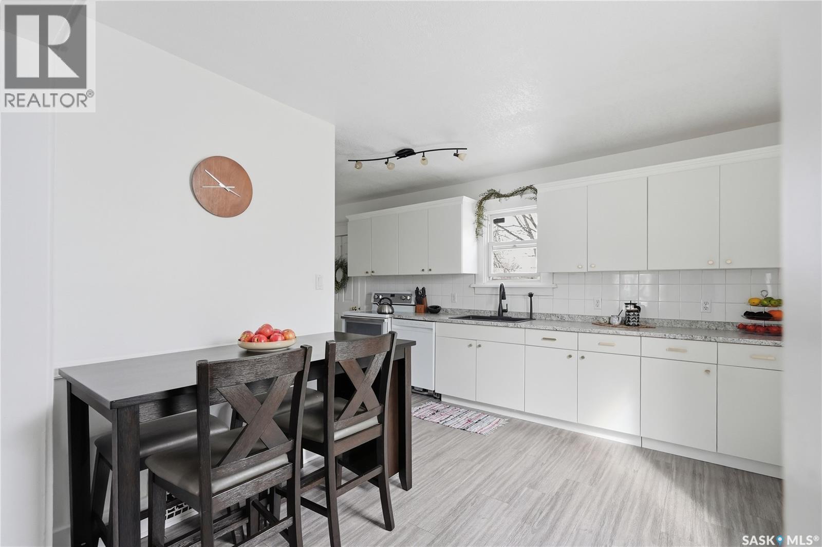 236 I Avenue N, Saskatoon, SK - Indoor Photo Showing Kitchen