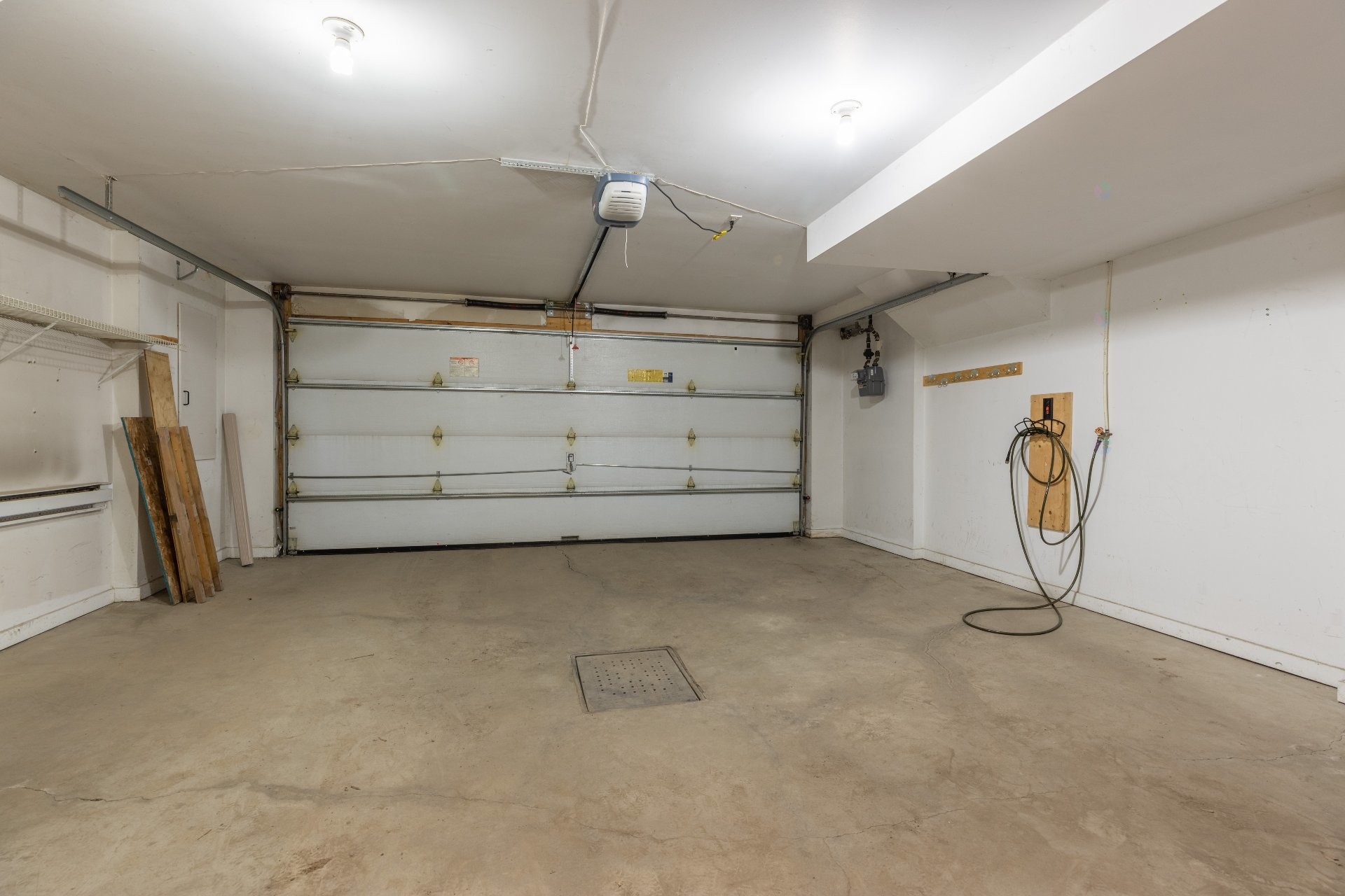 Garage - 19 Tsse Van-Gogh, Pointe-Claire, QC - Indoor Photo Showing Garage