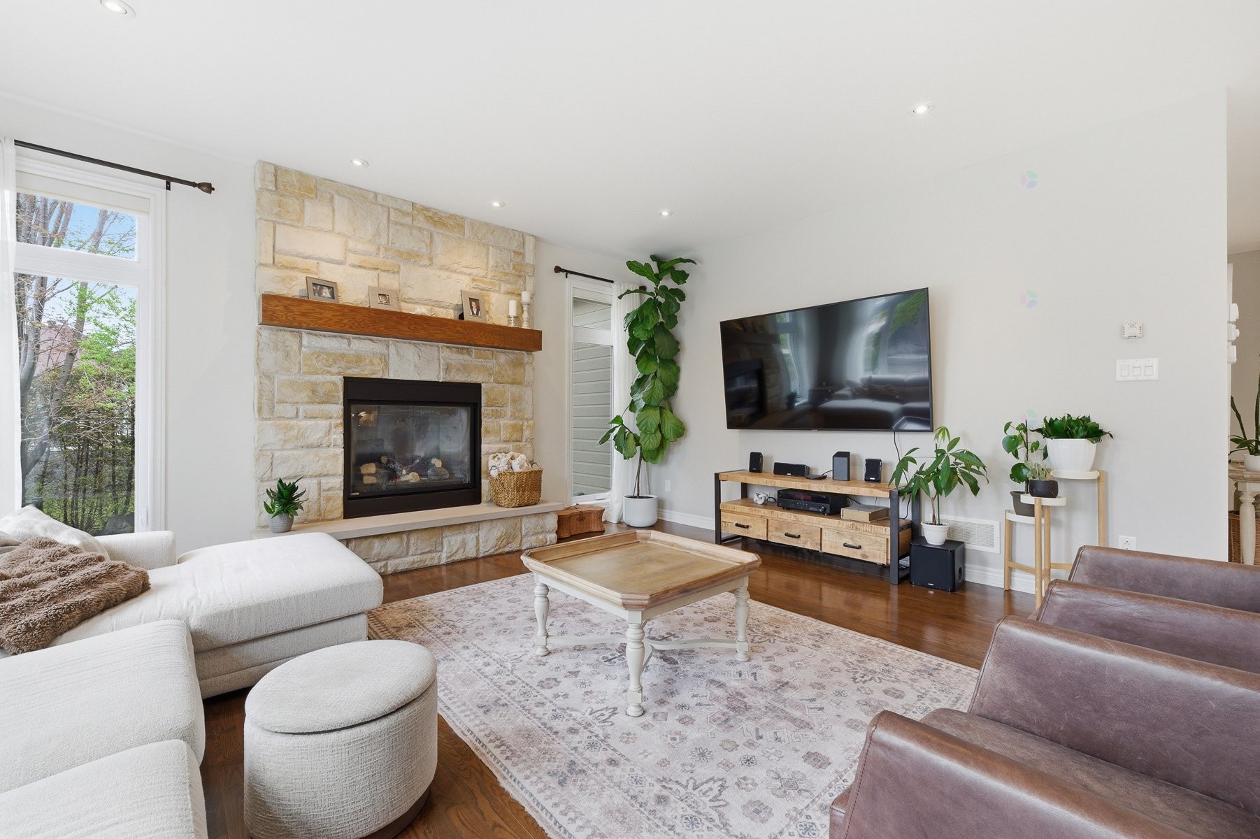 Salon - 16500 Rue Du Jade, Mirabel, QC - Indoor Photo Showing Living Room With Fireplace