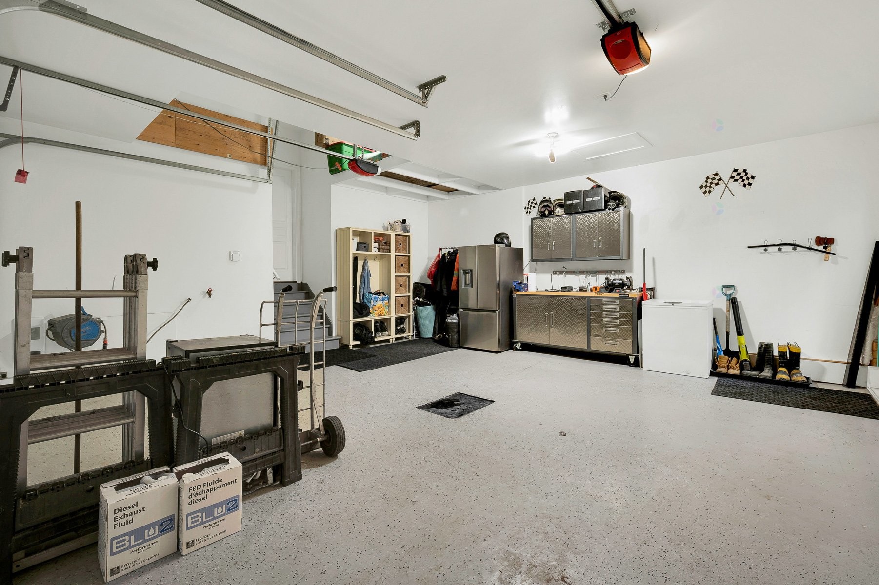 Garage - 16500 Rue Du Jade, Mirabel, QC - Indoor Photo Showing Garage