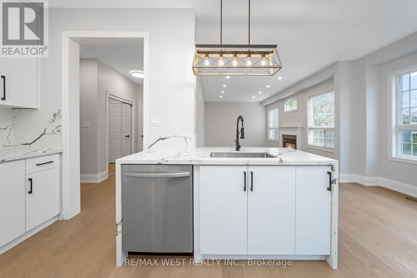 5843 Rainspring Drive, Mississauga, ON - Indoor Photo Showing Kitchen