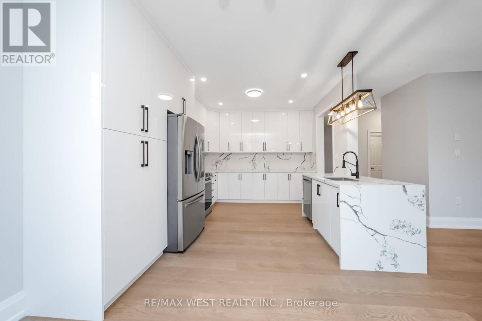5843 Rainspring Drive, Mississauga, ON - Indoor Photo Showing Kitchen