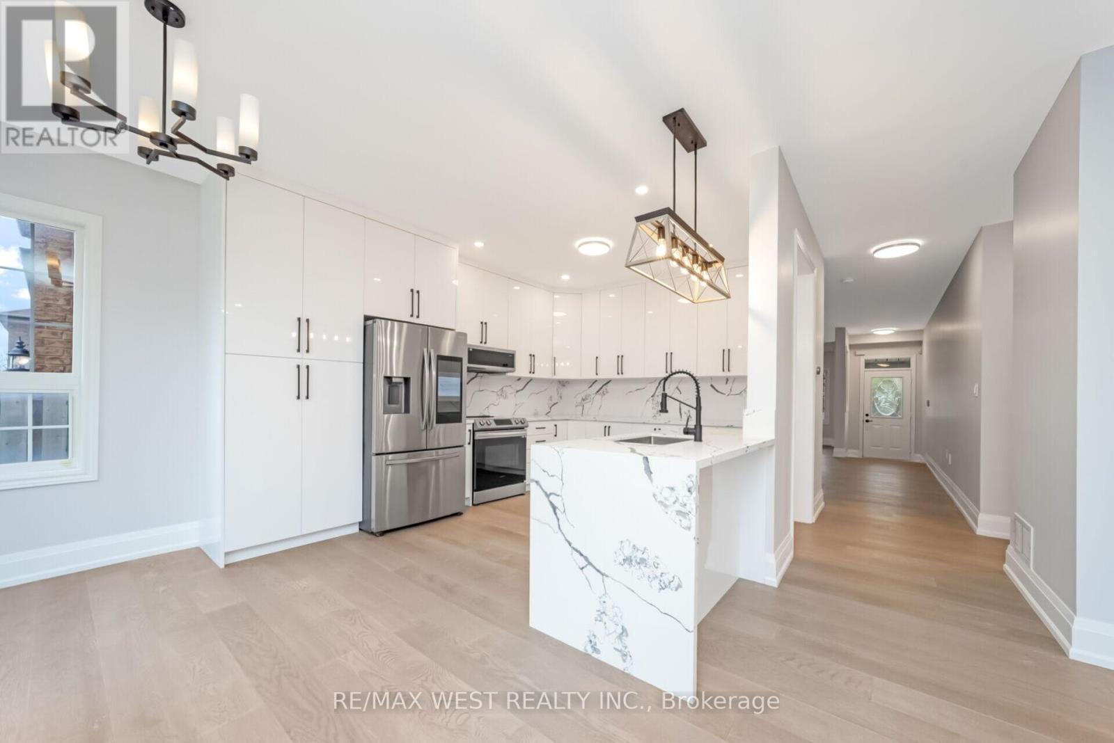 5843 Rainspring Drive, Mississauga, ON - Indoor Photo Showing Kitchen With Upgraded Kitchen