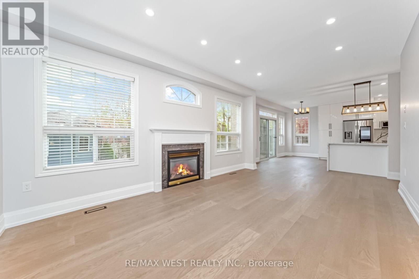 5843 Rainspring Drive, Mississauga, ON - Indoor Photo Showing Living Room With Fireplace