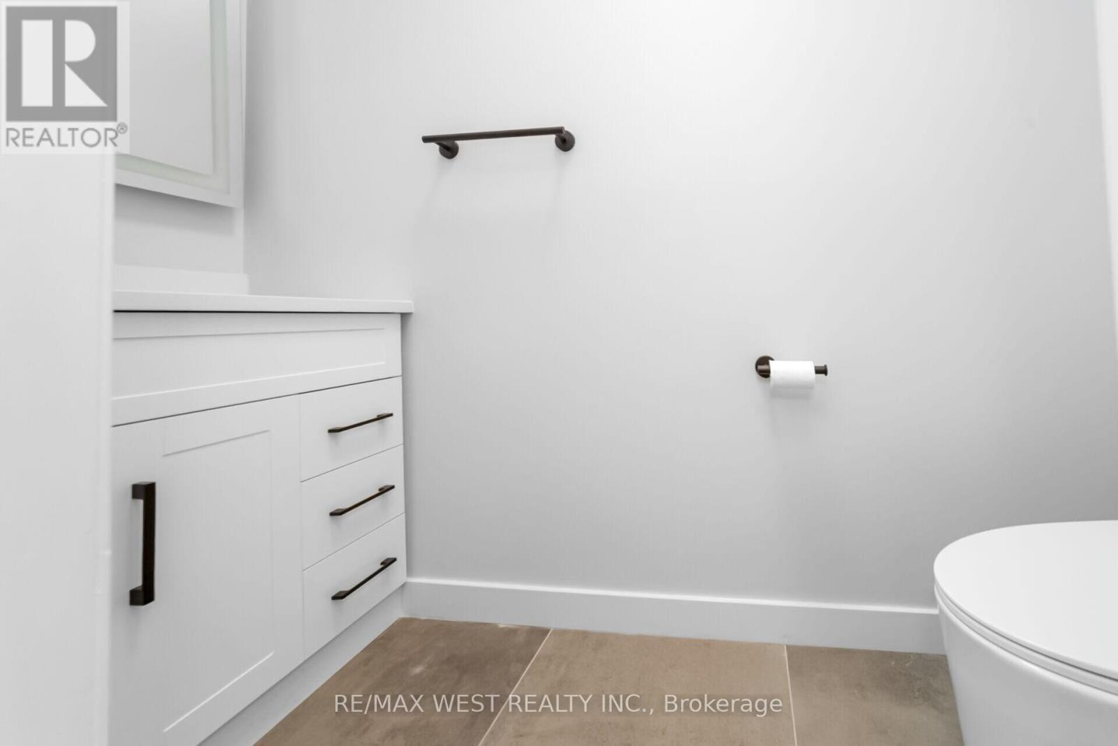 5843 Rainspring Drive, Mississauga, ON - Indoor Photo Showing Bathroom