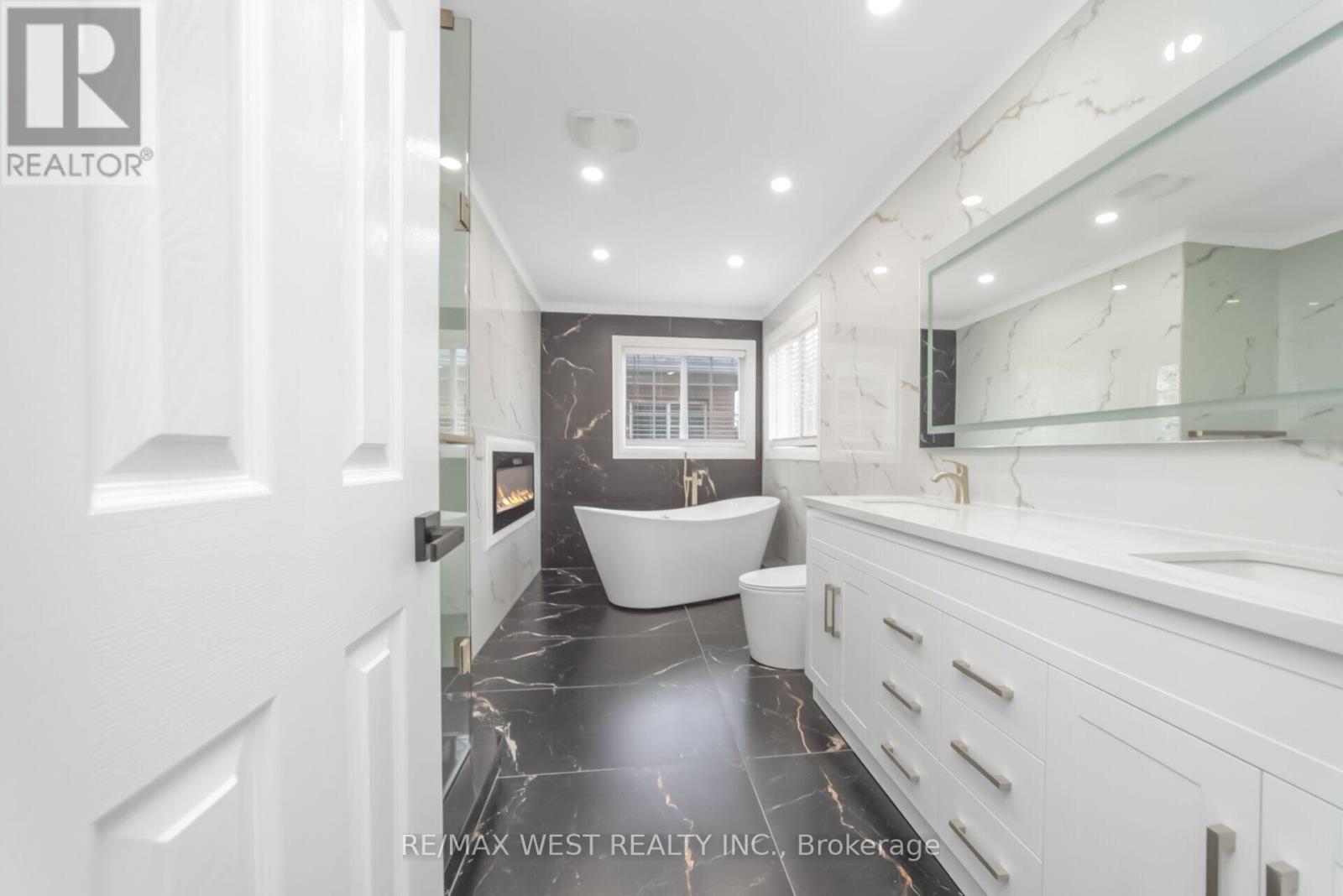 5843 Rainspring Drive, Mississauga, ON - Indoor Photo Showing Bathroom
