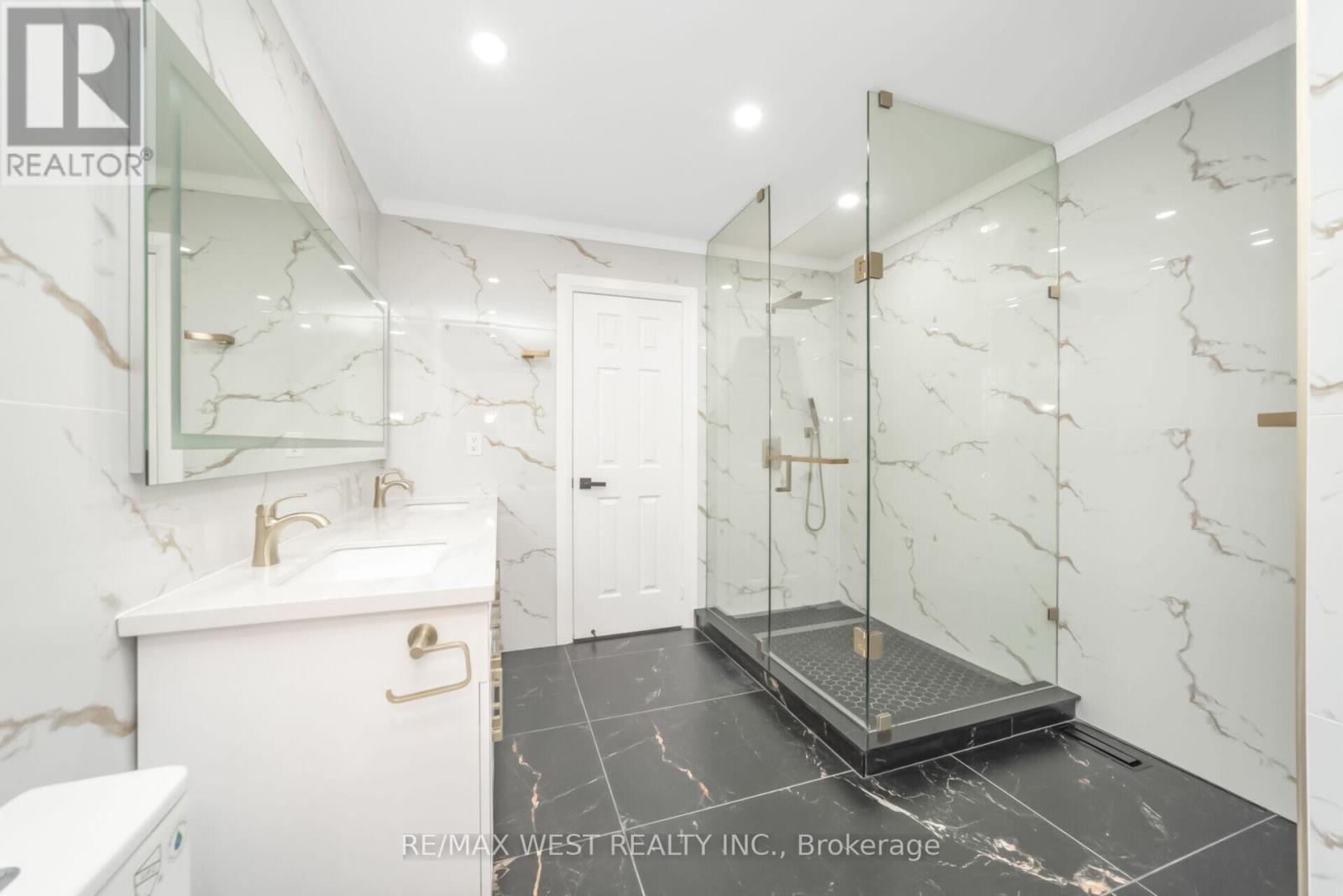 5843 Rainspring Drive, Mississauga, ON - Indoor Photo Showing Bathroom