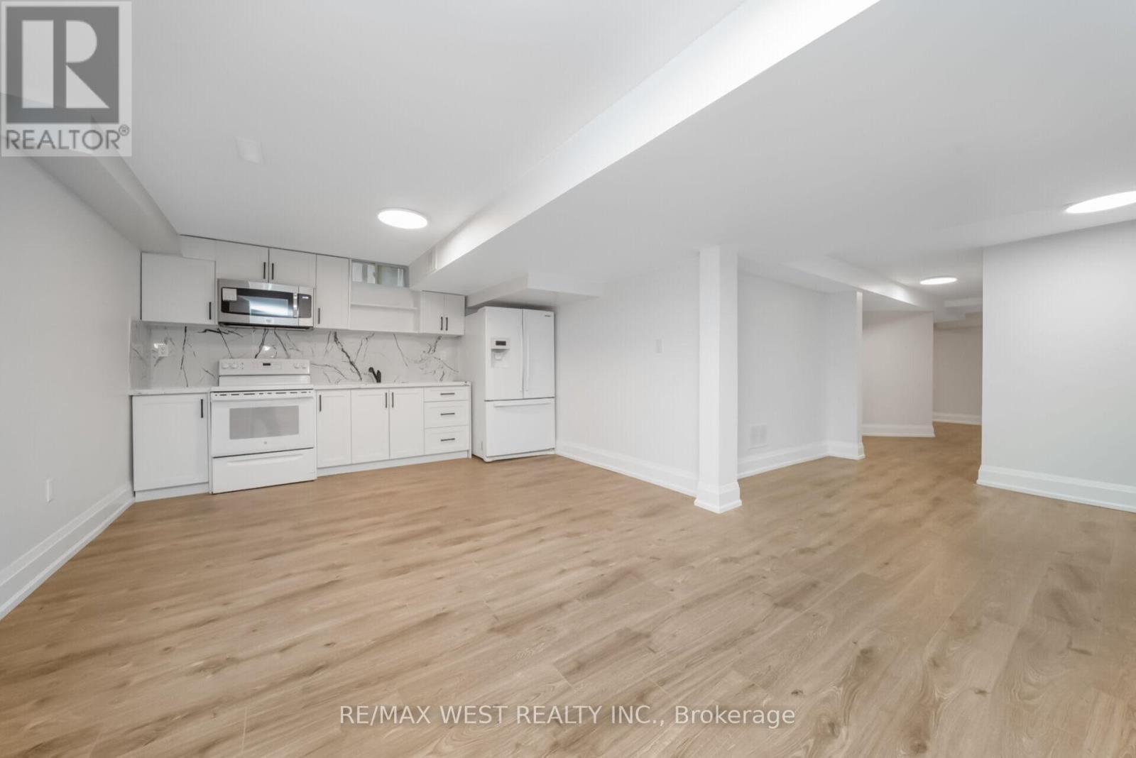 5843 Rainspring Drive, Mississauga, ON - Indoor Photo Showing Kitchen