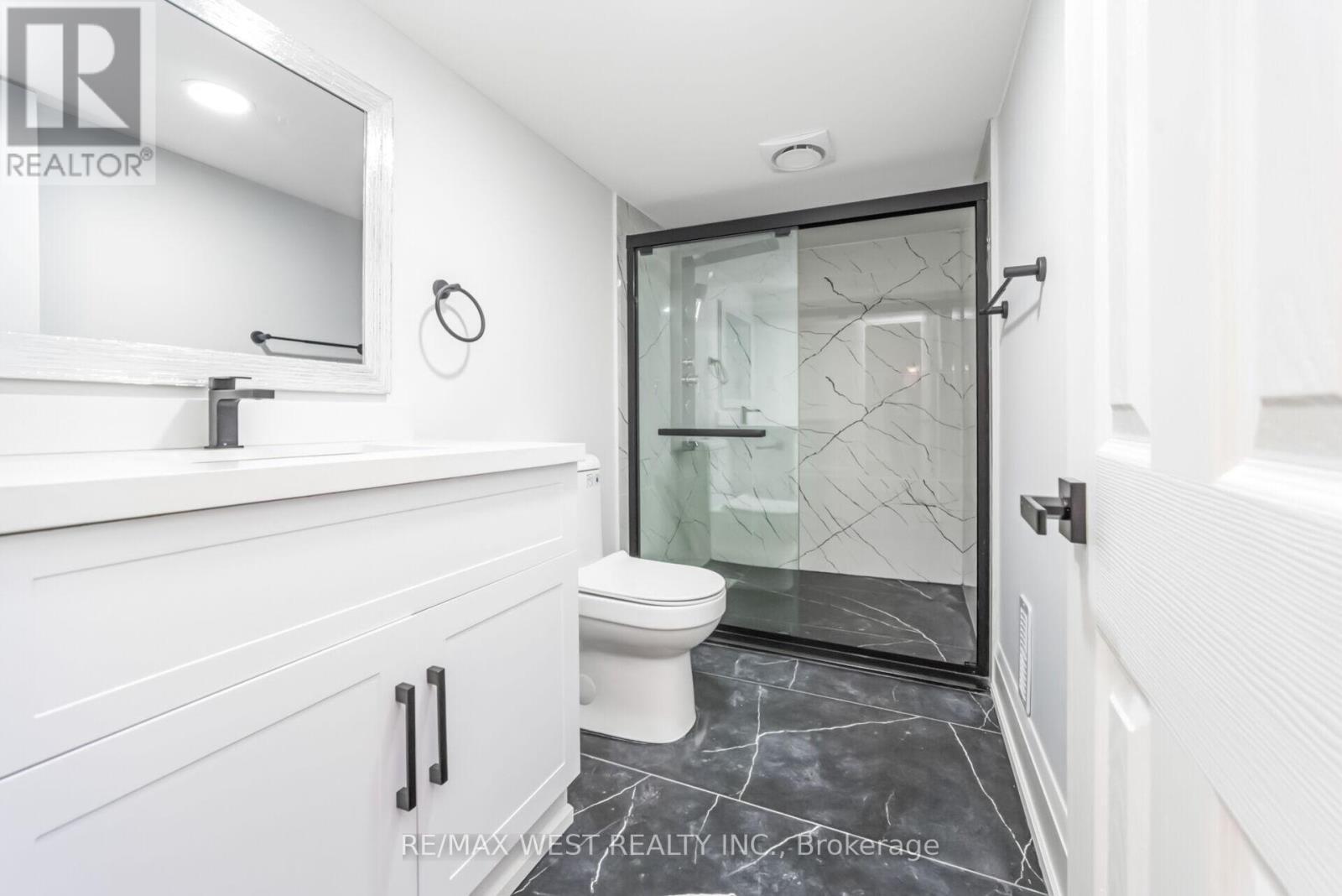 5843 Rainspring Drive, Mississauga, ON - Indoor Photo Showing Bathroom