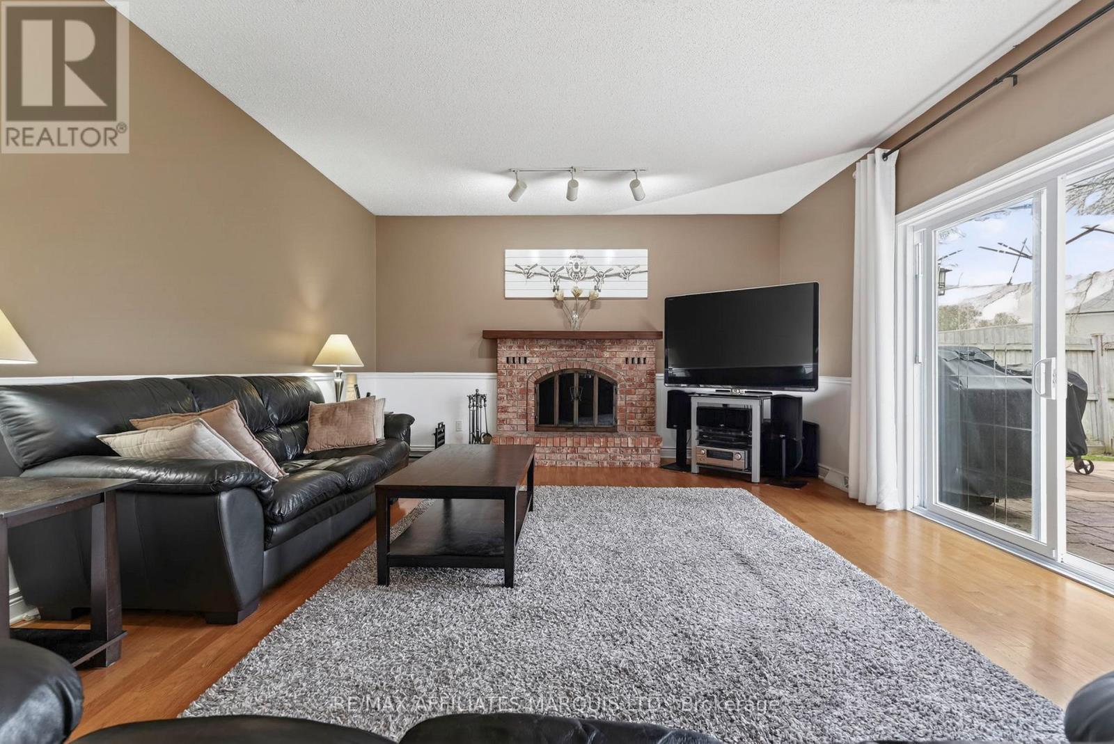 1613 Blakely Drive, Cornwall, ON - Indoor Photo Showing Living Room With Fireplace