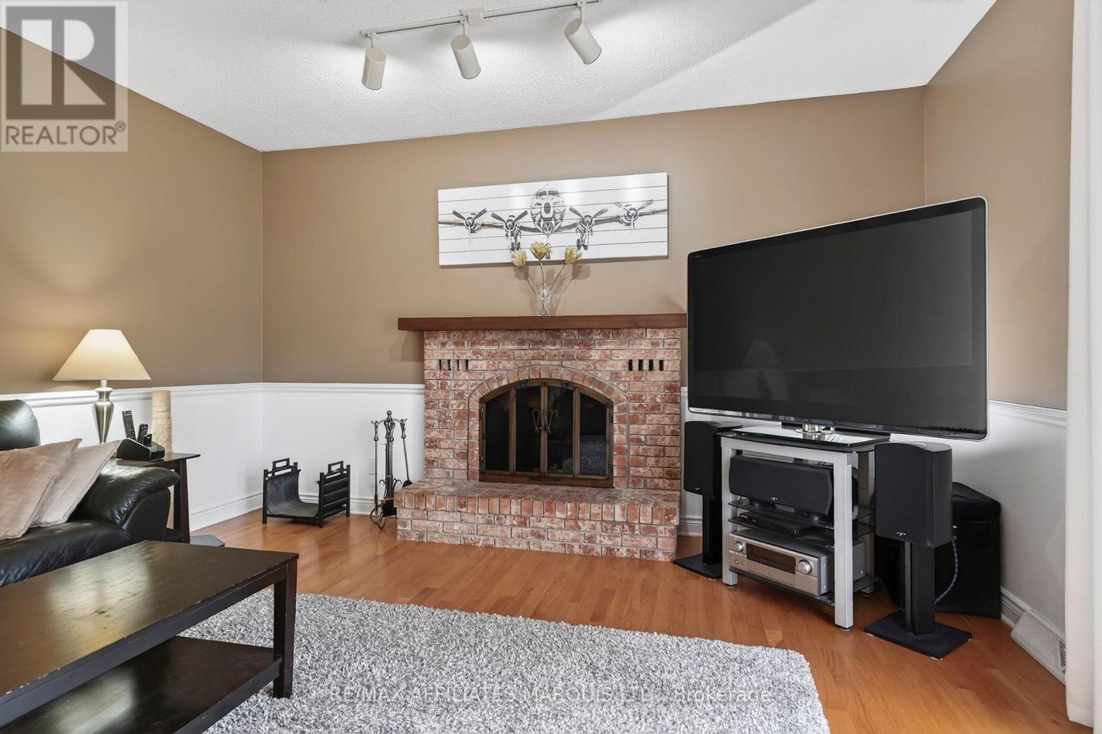 1613 Blakely Drive, Cornwall, ON - Indoor Photo Showing Living Room With Fireplace