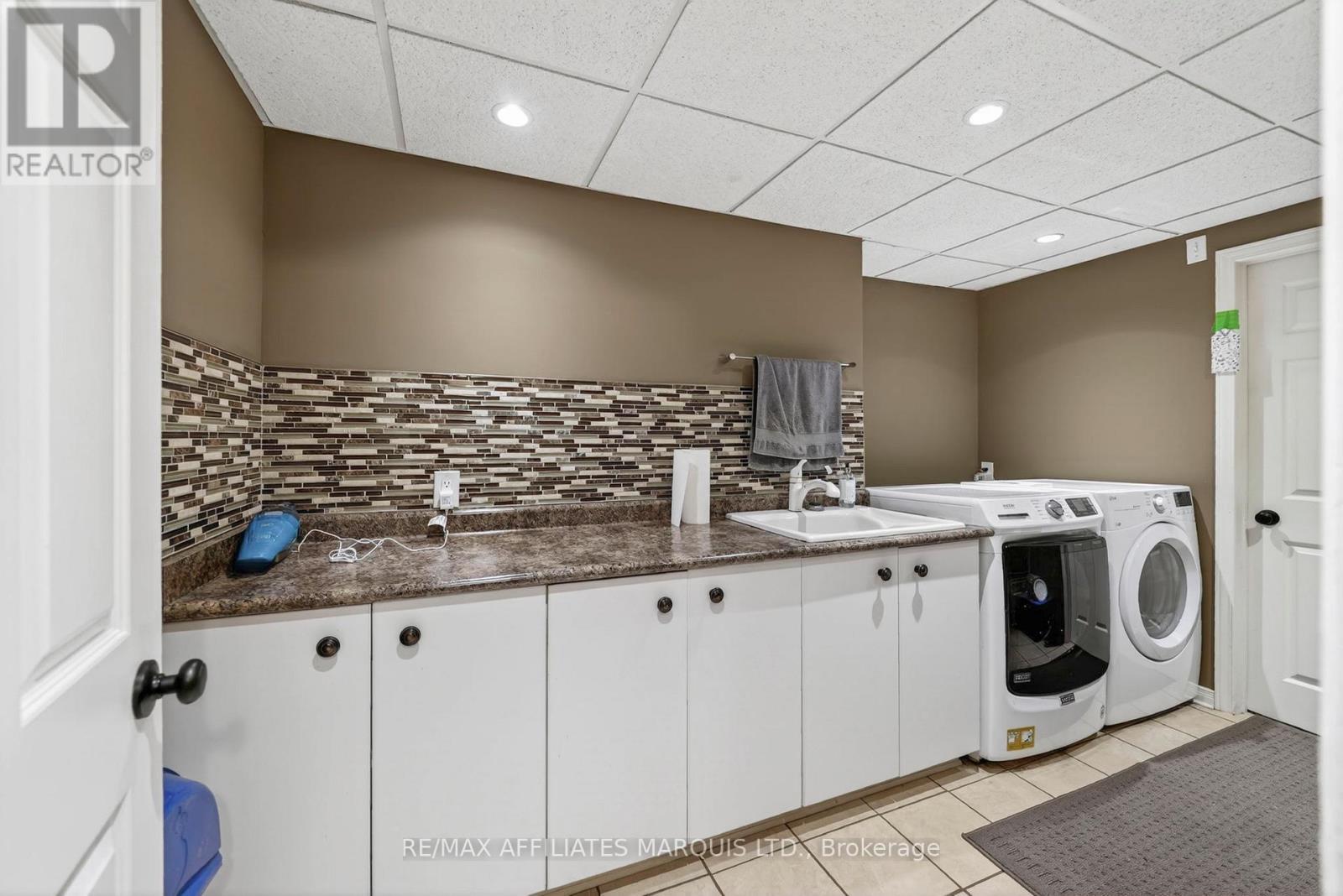 1613 Blakely Drive, Cornwall, ON - Indoor Photo Showing Laundry Room