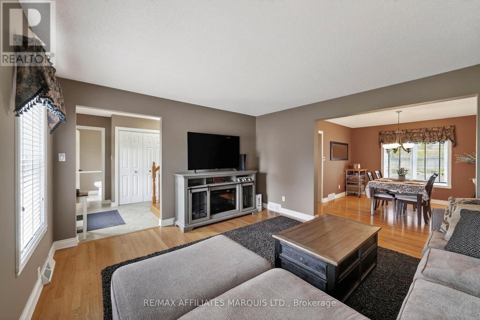 1613 Blakely Drive, Cornwall, ON - Indoor Photo Showing Living Room