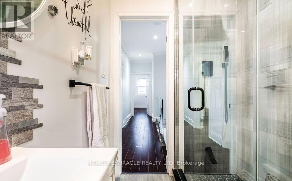 88 Niagara Street, Hamilton, ON - Indoor Photo Showing Bathroom