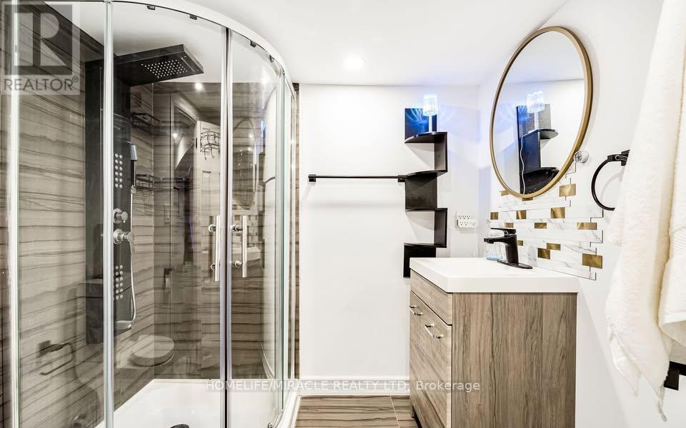 88 Niagara Street, Hamilton, ON - Indoor Photo Showing Bathroom