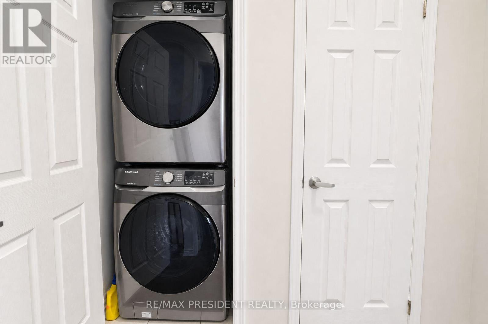 34 Eberly Woods Drive, Caledon, ON - Indoor Photo Showing Laundry Room