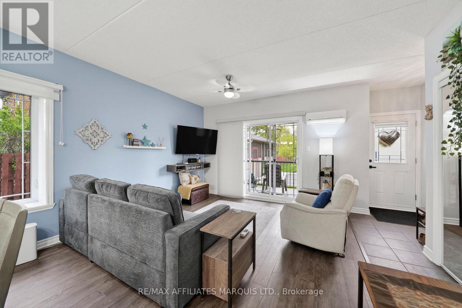 101 - 222 First Street E, Cornwall, ON - Indoor Photo Showing Living Room
