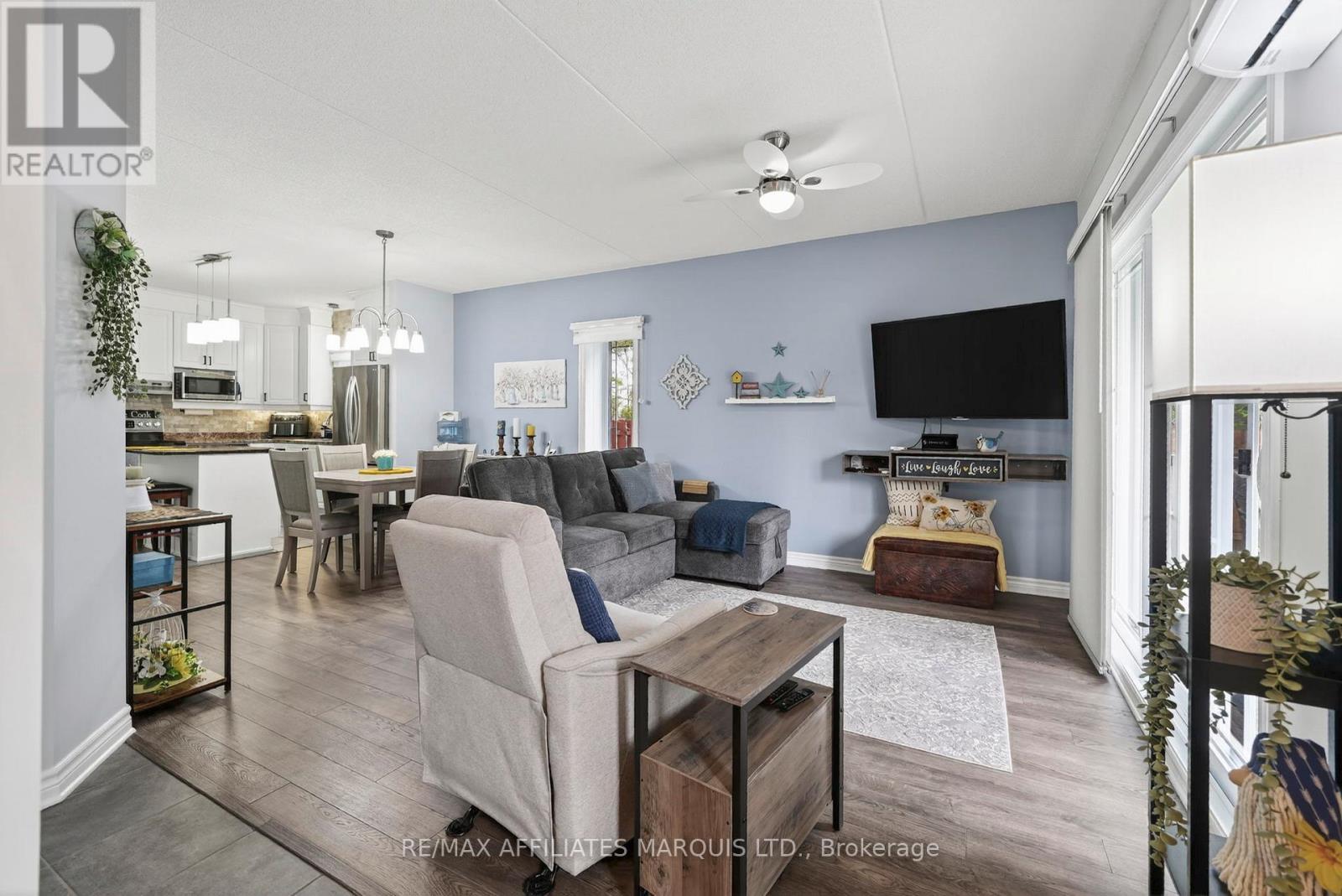 101 - 222 First Street E, Cornwall, ON - Indoor Photo Showing Living Room