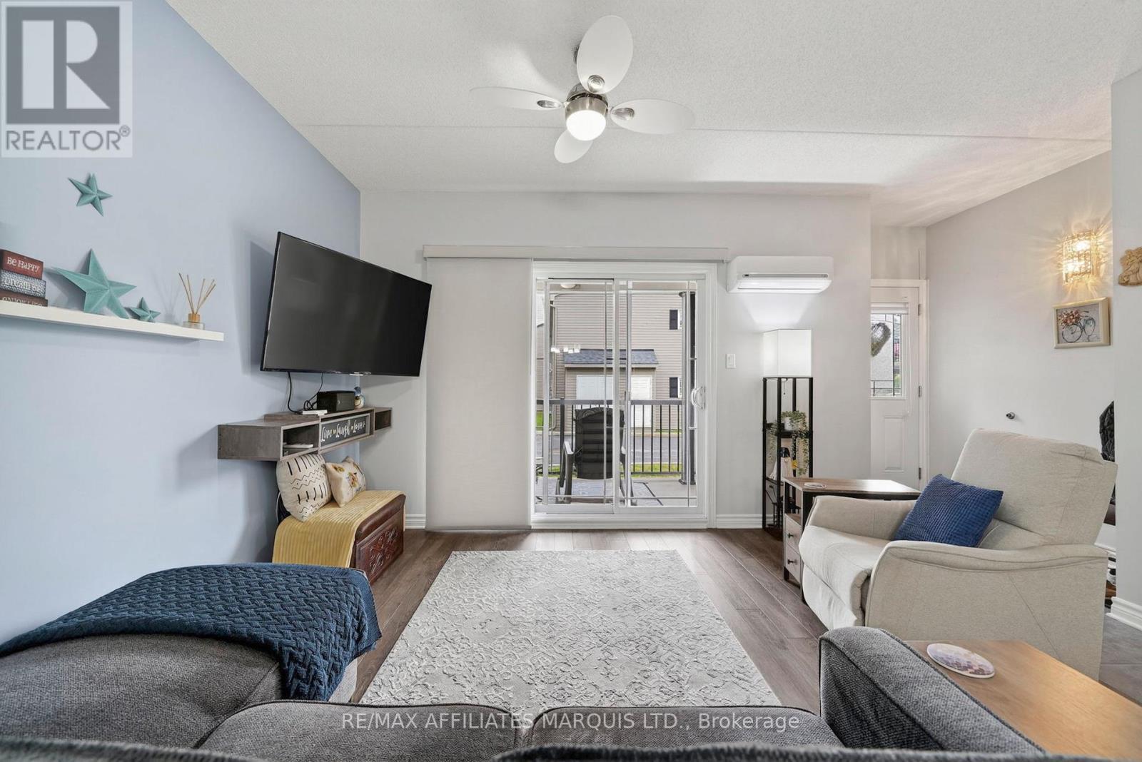 101 - 222 First Street E, Cornwall, ON - Indoor Photo Showing Living Room