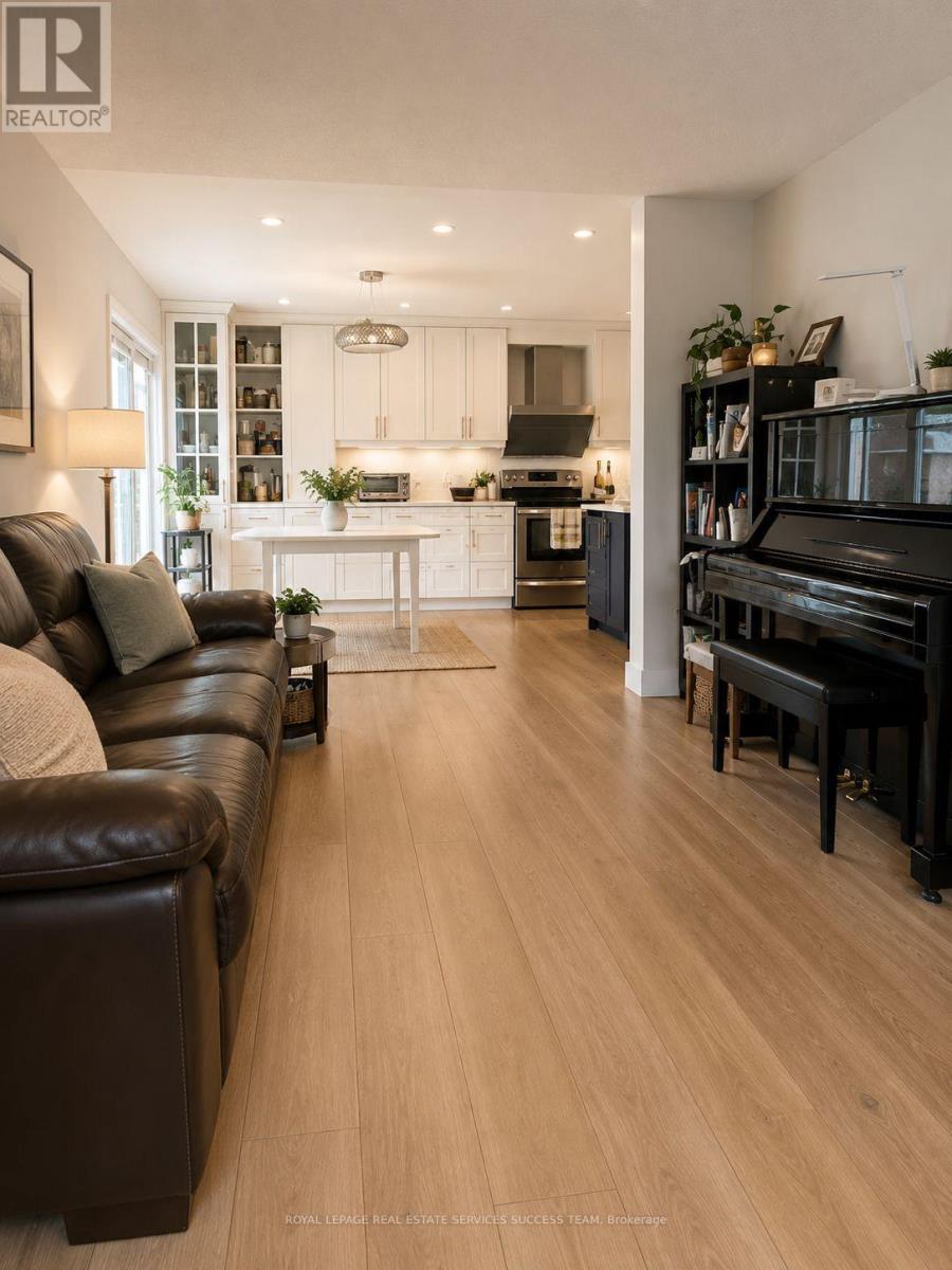 2360 Credit Valley Road, Mississauga, ON - Indoor Photo Showing Living Room
