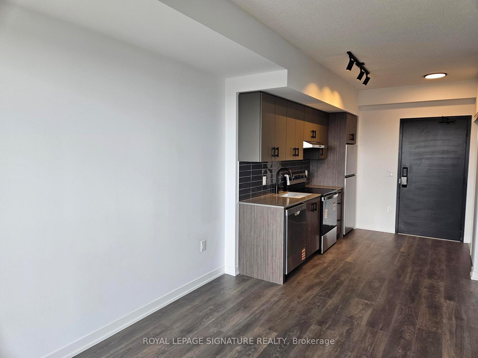 D804-4878 Powers Common, Burlington, ON - Indoor Photo Showing Kitchen With Double Sink