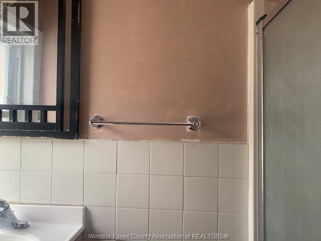 1006 Windsor Avenue Unit# 2, Windsor, ON - Indoor Photo Showing Bathroom