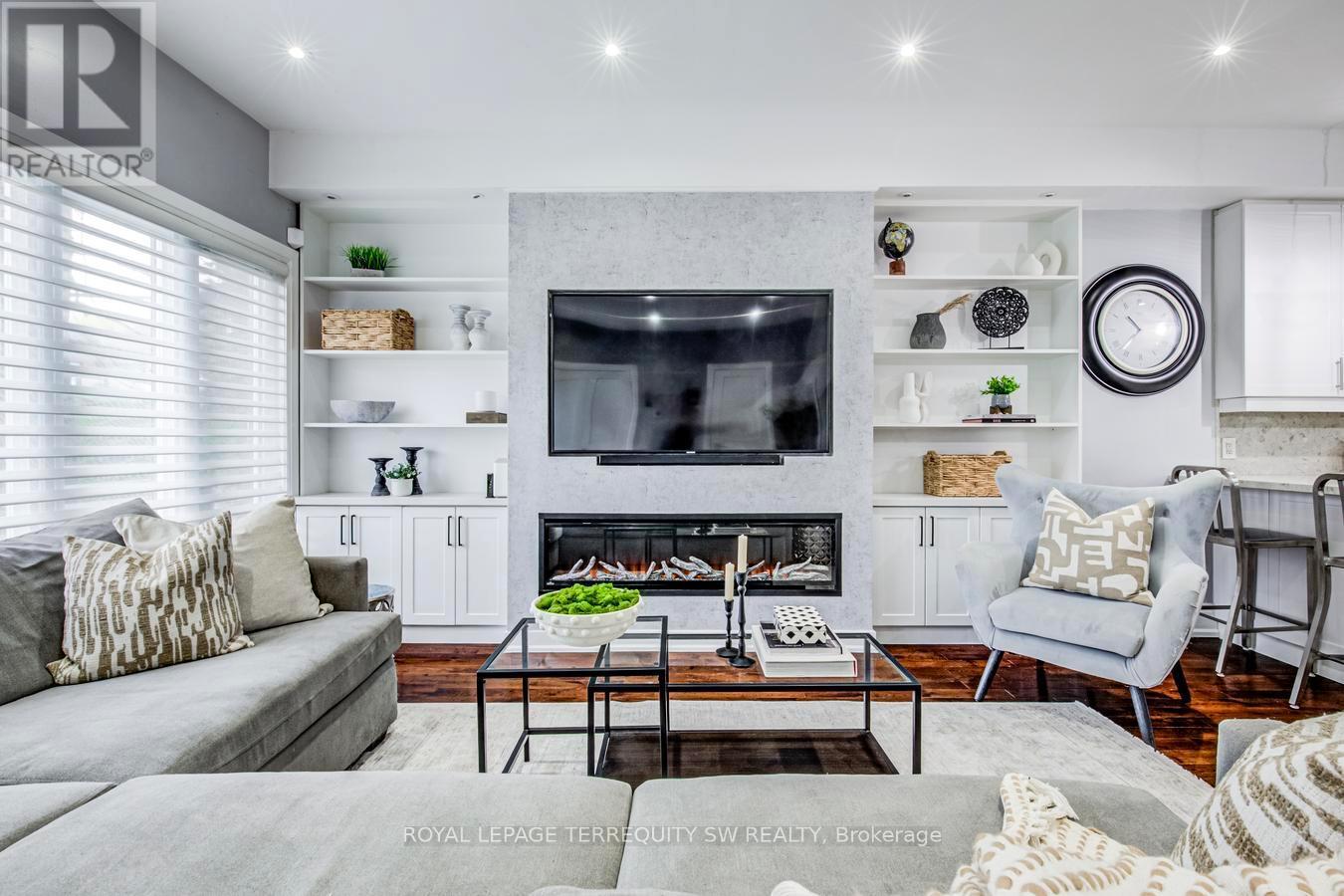 888 Fourth Street, Mississauga, ON - Indoor Photo Showing Living Room With Fireplace