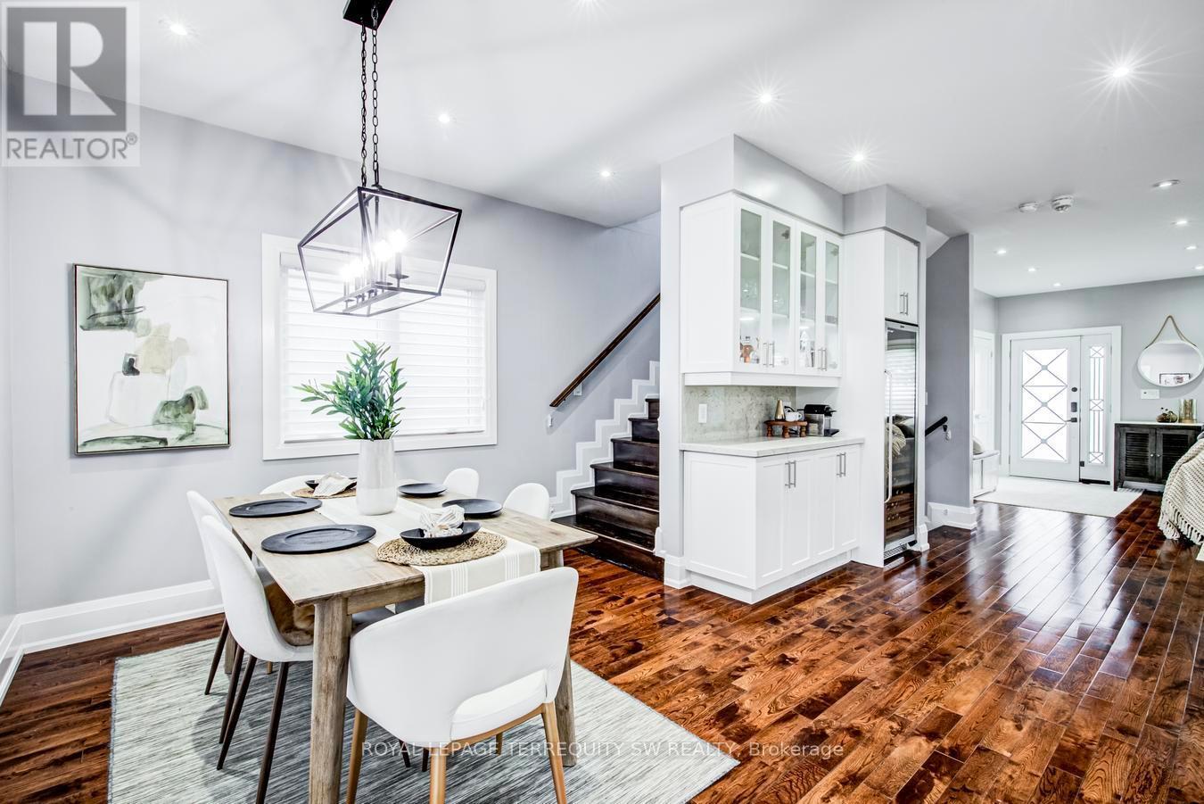 888 Fourth Street, Mississauga, ON - Indoor Photo Showing Dining Room