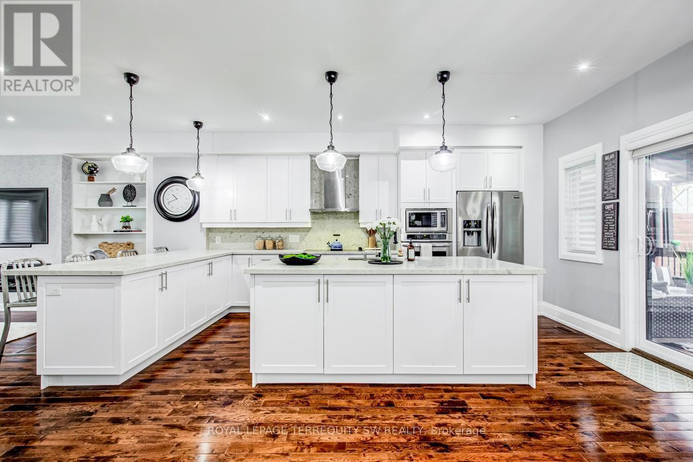 888 Fourth Street, Mississauga, ON - Indoor Photo Showing Kitchen With Upgraded Kitchen