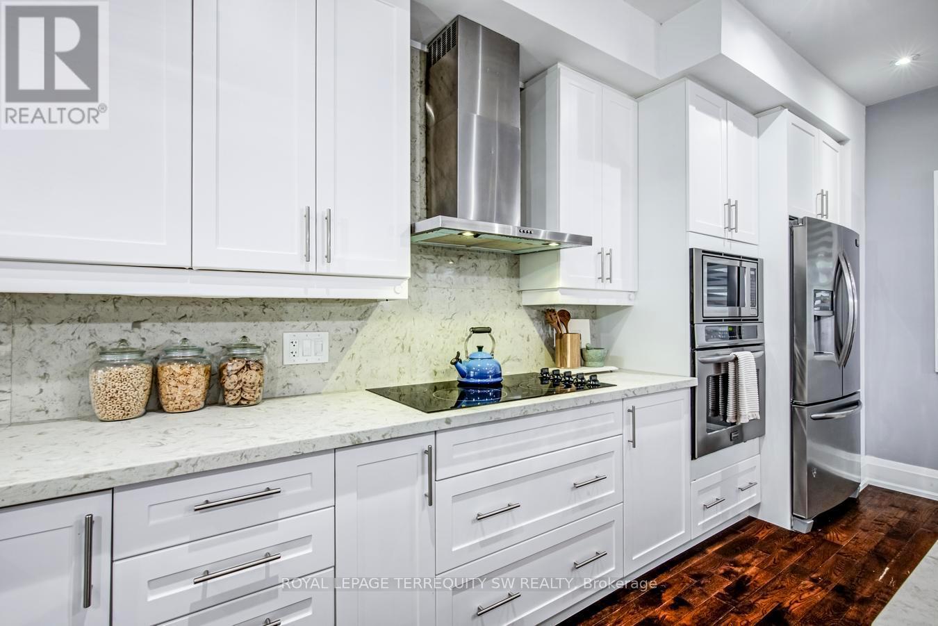 888 Fourth Street, Mississauga, ON - Indoor Photo Showing Kitchen With Upgraded Kitchen