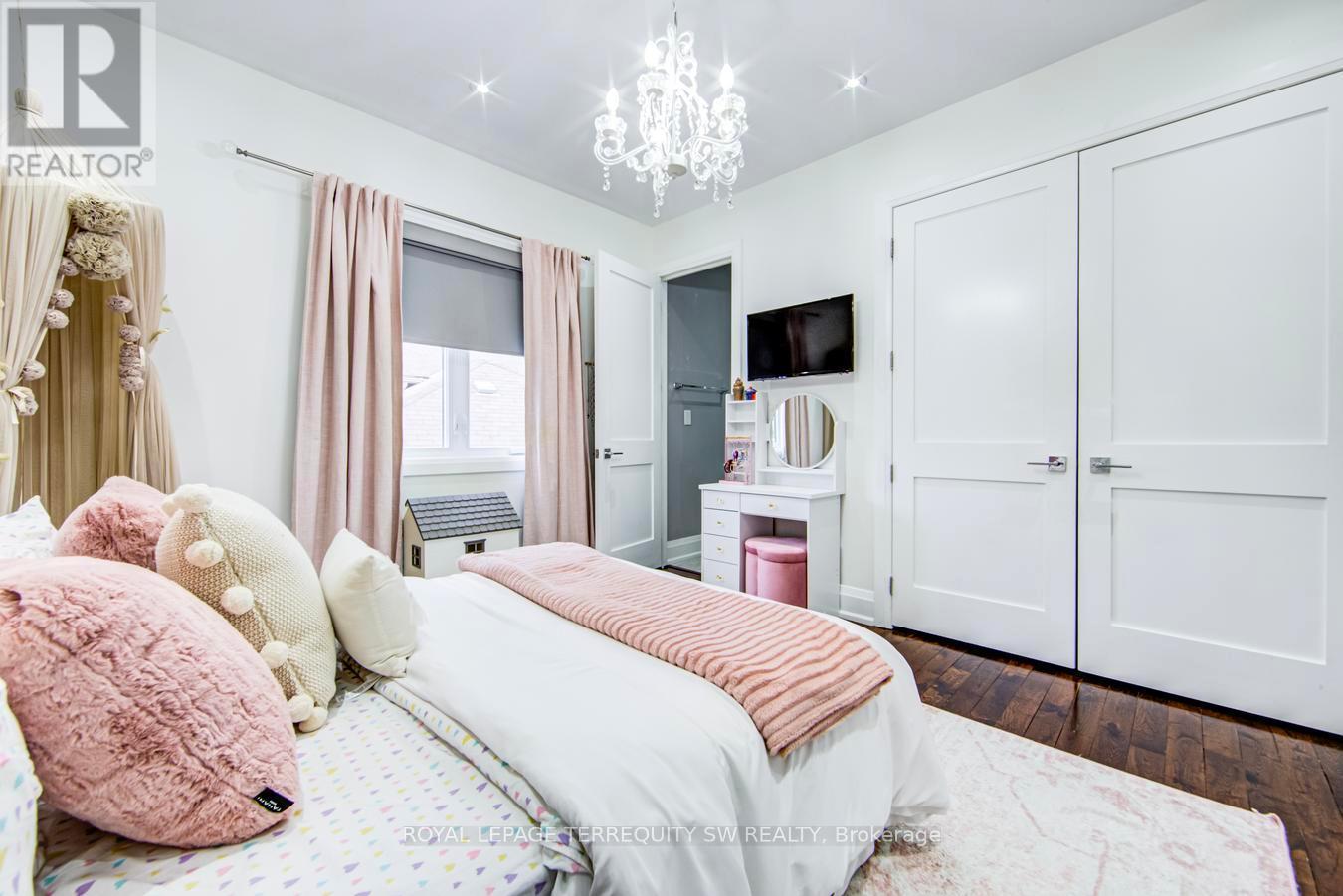 888 Fourth Street, Mississauga, ON - Indoor Photo Showing Bedroom