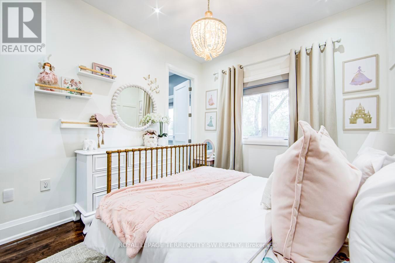 888 Fourth Street, Mississauga, ON - Indoor Photo Showing Bedroom