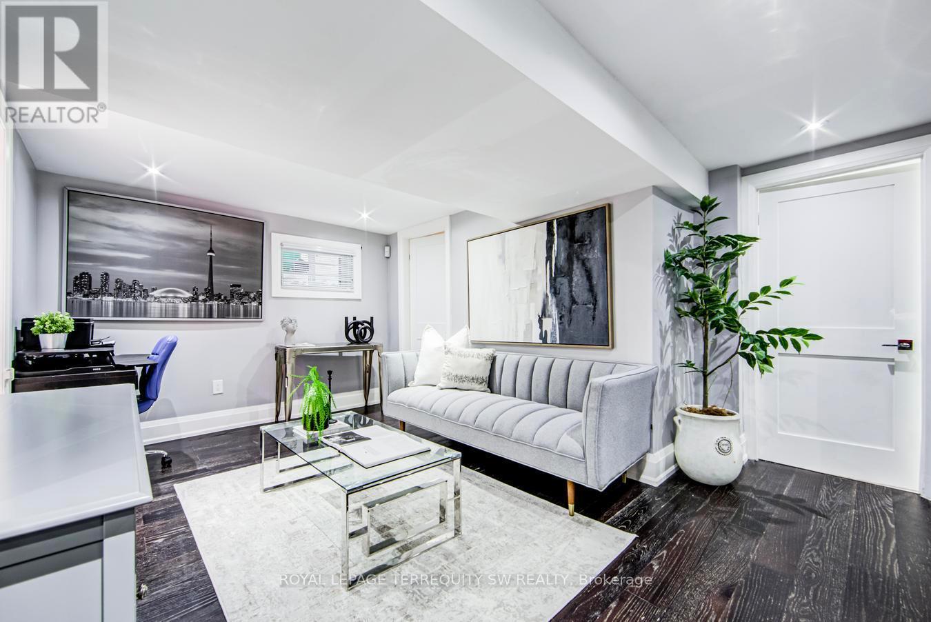 888 Fourth Street, Mississauga, ON - Indoor Photo Showing Living Room