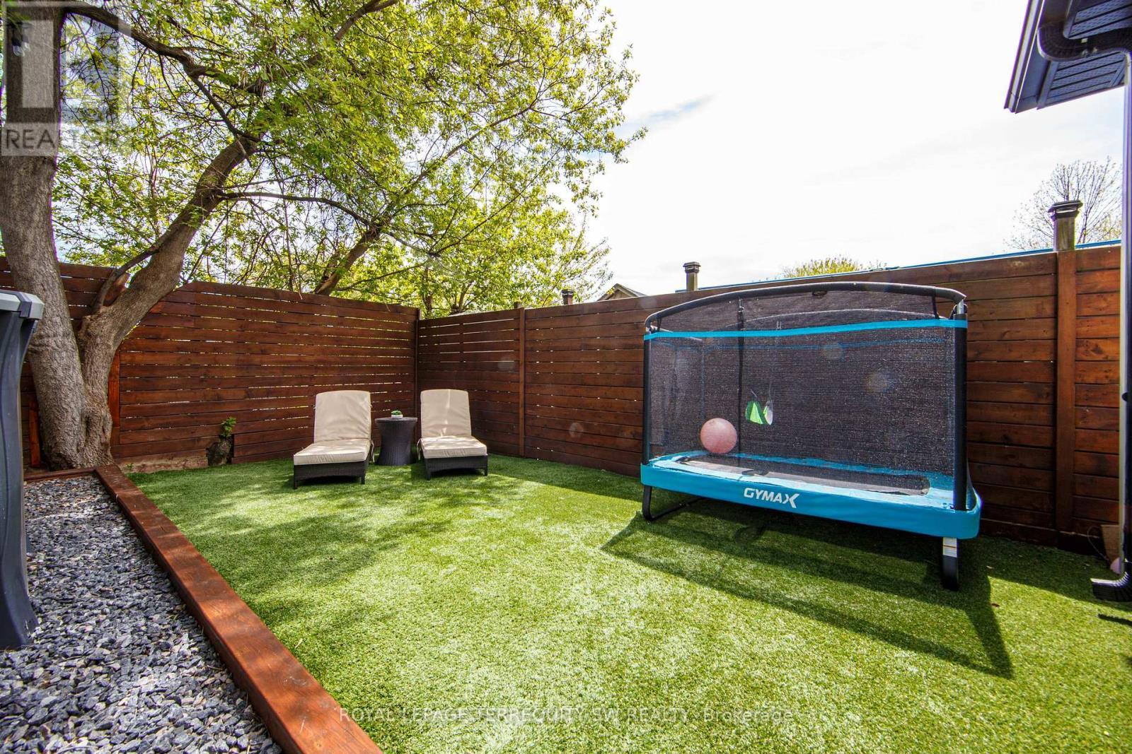 888 Fourth Street, Mississauga, ON - Outdoor