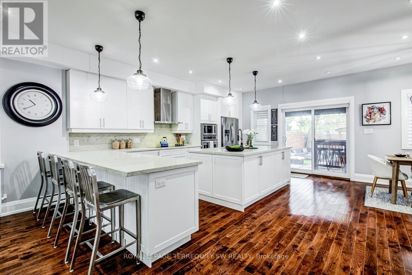 888 Fourth Street, Mississauga, ON - Indoor Photo Showing Kitchen With Upgraded Kitchen