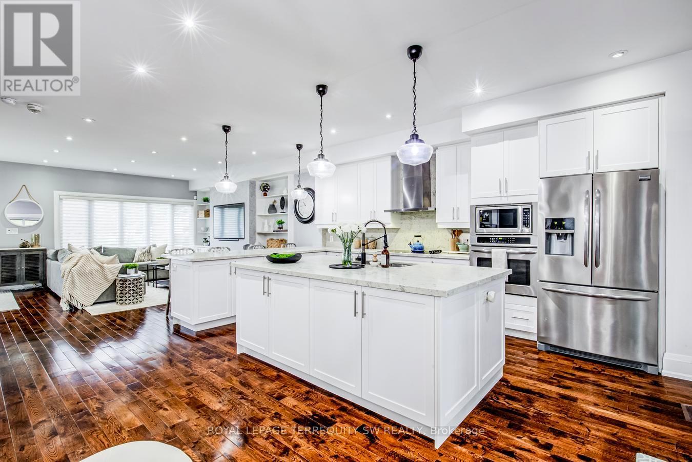 888 Fourth Street, Mississauga, ON - Indoor Photo Showing Kitchen With Upgraded Kitchen
